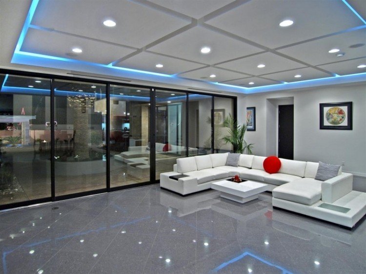 indirekt-LED-tak-belysning-vardagsrum-vit-soffa-grå-golv-kakel-blå-ljus