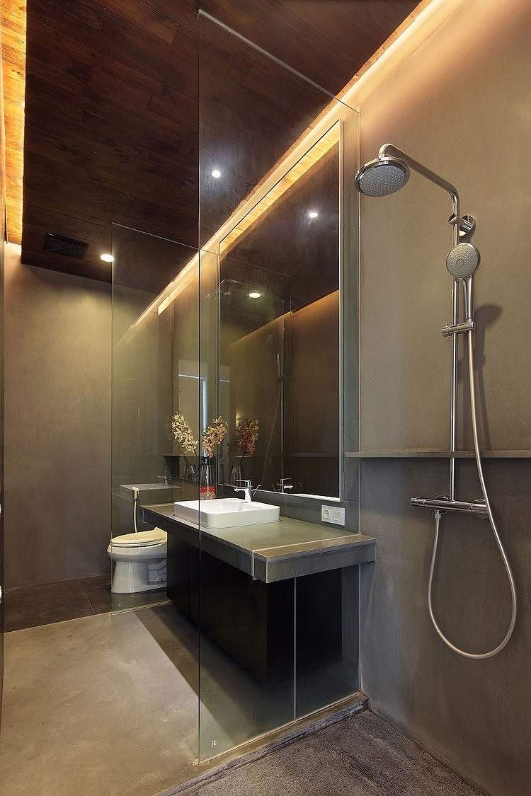 indirekt-LED-tak-belysning-badrum-dusch-glas-skiljevägg-utan-kakel