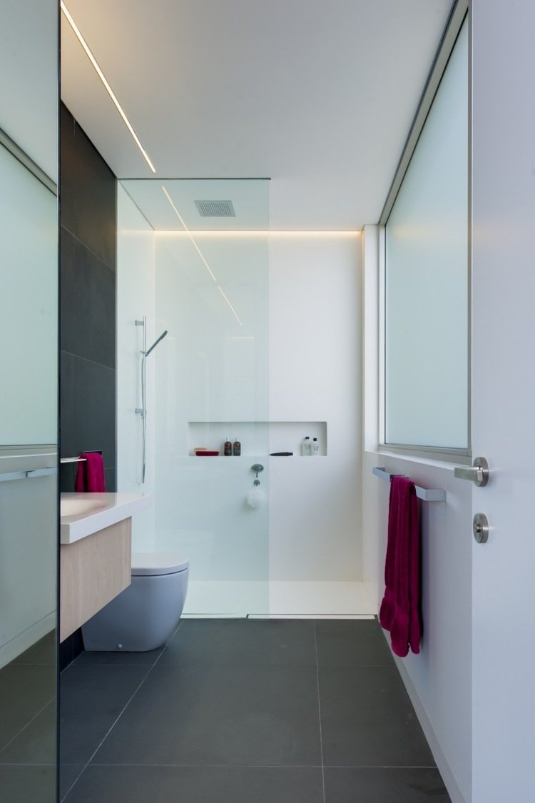 indirekt-LED-tak-belysning-badrum-grå-golv-klinker-gå-i-glas-dusch