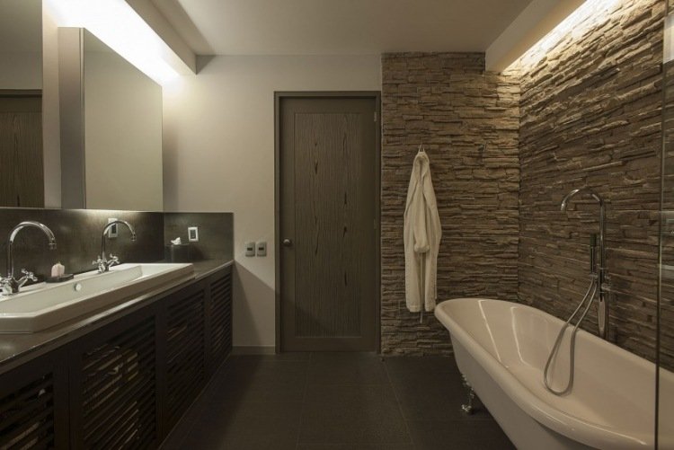 indirekt-LED-tak-belysning-badrum-väggbeklädnad-sten look