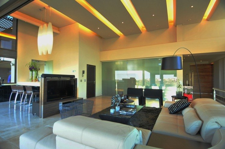 indirekt-LED-tak-belysning-vardagsrum-upphängd-tak-orange-ljus