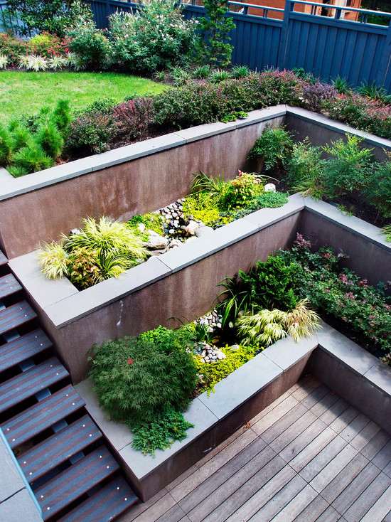 terrasserad trädgård sluttning träbeklädnad