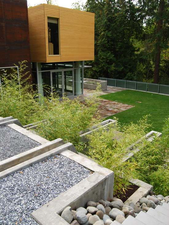 industriellt tillverkad betong murad minimalistisk trädgård på en sluttning