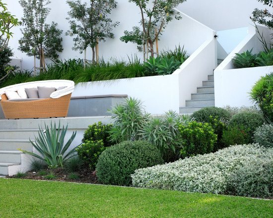 Lutningsstabilisering betong murad vit minimalistisk terrass