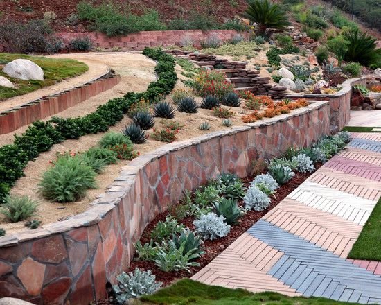 Bygga en stödmur i trädgården Bygg blandat murverk-Medelhavsterrass