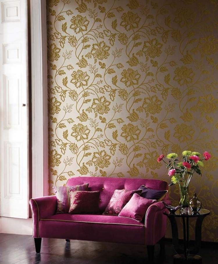 vardagsrum-tapeter-idéer-mönster-satin-effekt-guld-blommig-soffa-rosa-sammet