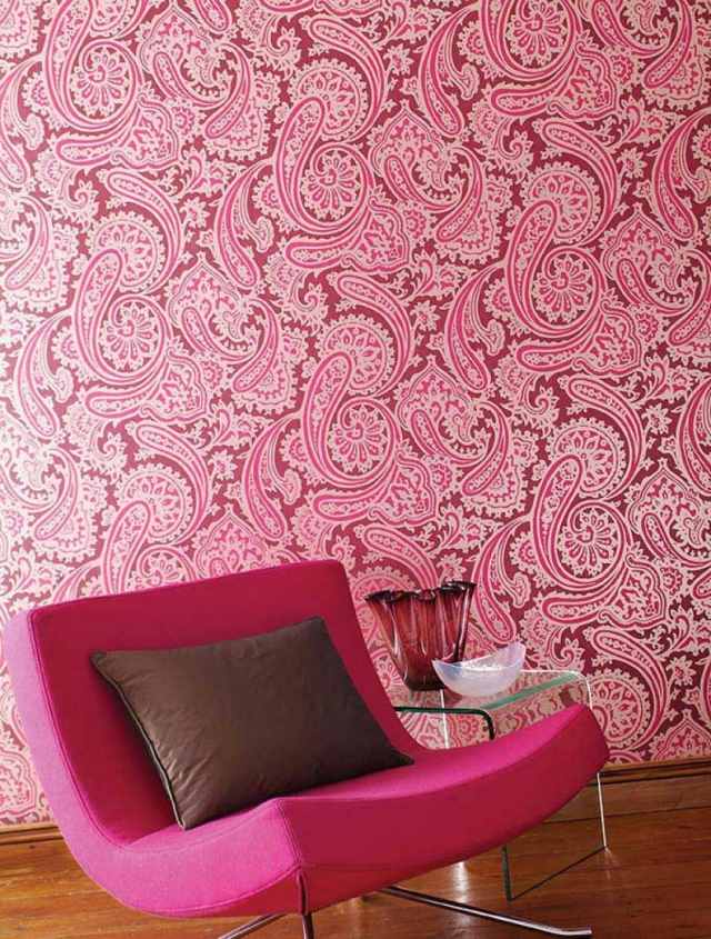 vardagsrum tapeter idéer rosa fuchsia mönstrade sampati