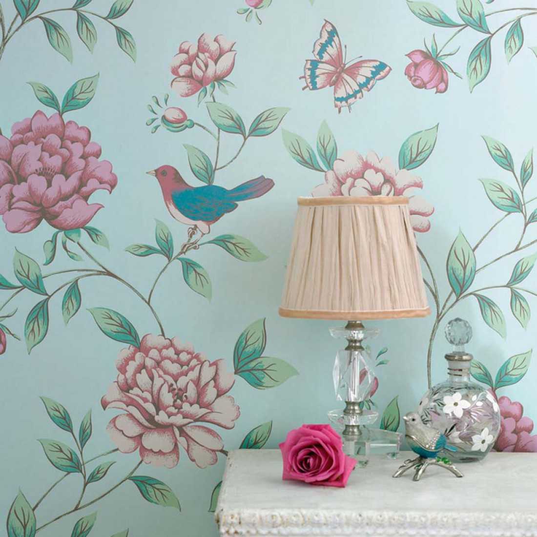 vardagsrum sovrum tapet idéer mönster blommor fågel ljusblå adalina