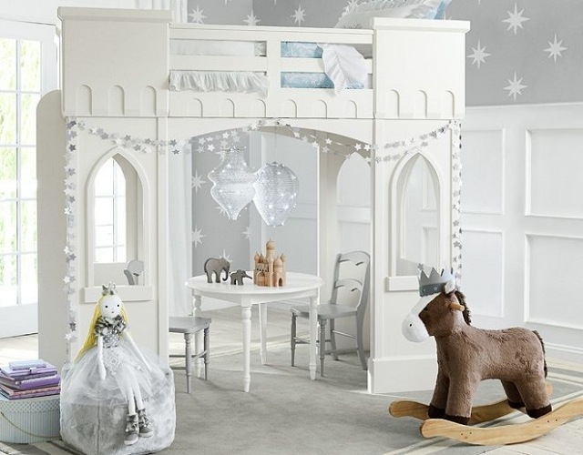 Loft-säng-flickor-rum-vit-romantisk-dekoration-gungande-häst