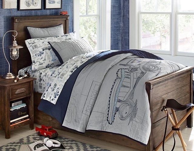 tapeter-jeans-design-blå-barnrum-sängbädd i trä-massivt-mörkbrunt