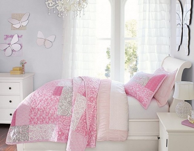plantskola-dekor-idéer-rosa-vit-fönster-gardin-lapptäcke-tak