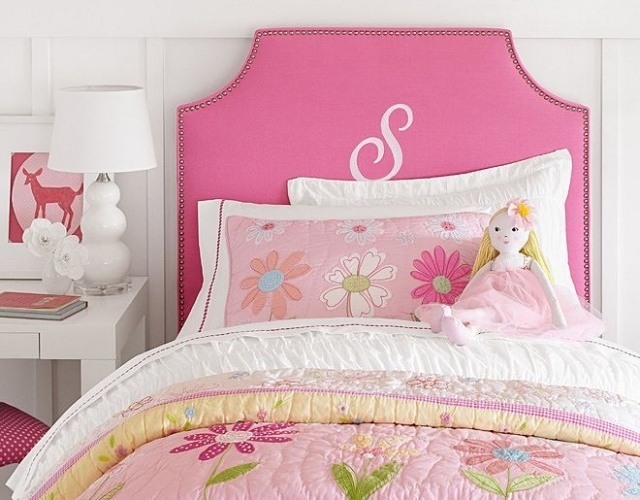 vacker-barn-rum-säng-med-stoppad-sänggavel-rosa-design-blommig