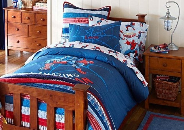 Spiderman sängkläder-kudde-trä säng-lådeskåp