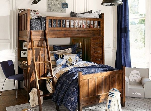 vintage-möbler-barnrum-våningssäng-stege-blå-gardiner-solskydd