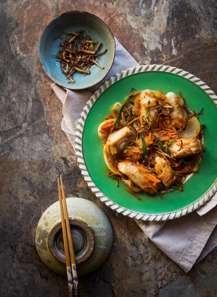 Recept med stekt torsk asiatiska grönsaker ingefära morötter