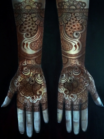Σχεδιασμός λουλουδιών Mehandi για τα χέρια
