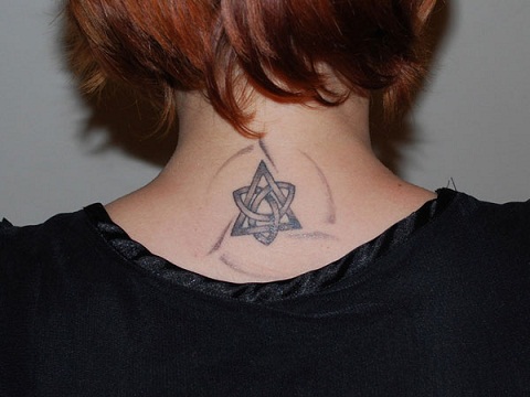 Triquetra -solmun tatuointi