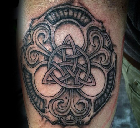 Koristeellinen Trinity Knot Tattoo