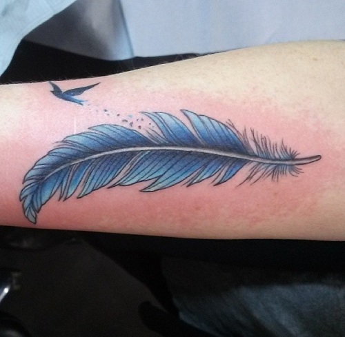 Μονόχρωμο φτερό μοτίβο μπλε τατουάζ