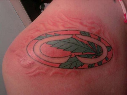 Κόκκινο και πράσινο σχέδιο με τατουάζ με σπάτουλα