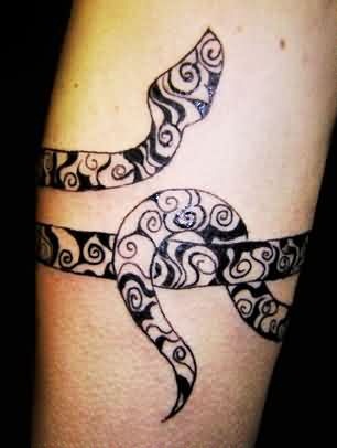 Käärme käsivarsinauha heimo tatuointi