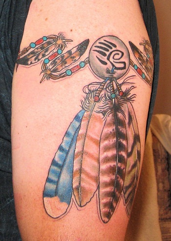Amerikkalainen heimo höyhen käsivarsinauha tatuointi