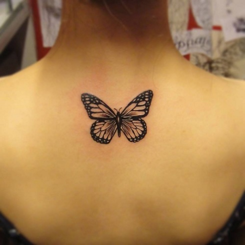 Τατουάζ πεταλούδα στη σπονδυλική στήλη