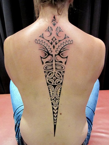 Πολυνησιακό τατουάζ στη σπονδυλική στήλη