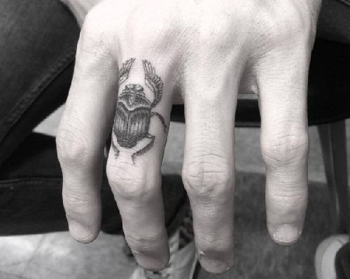Silmien tarttuva Beetle Tattoo Design