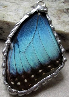 Σχέδιο μενταγιόν με φτερά πεταλούδα
