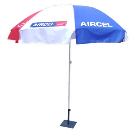 Mainoksen tarkoitukseen painettu sateenvarjo