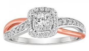 Λευκό και ροζ σταυρό πάνω από το γαμήλιο δαχτυλίδι