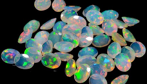 Löysä opaali jalokivi