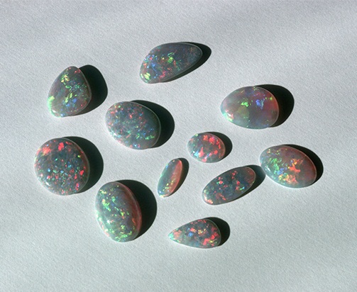 Musta opaalin jalokivi