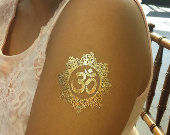 Χρυσό θρησκευτικό τατουάζ