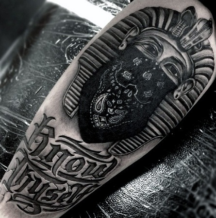 King Tut με σχέδιο τατουάζ bandana