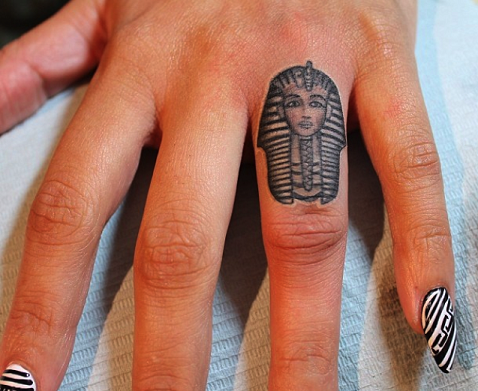 Pieni sormi Musta muste King Tut tatuointisuunnittelu
