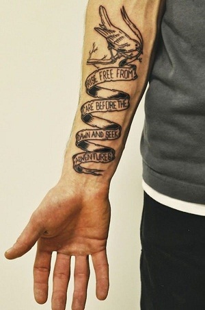 Käsikirjoitustyylin bannerin tatuointi