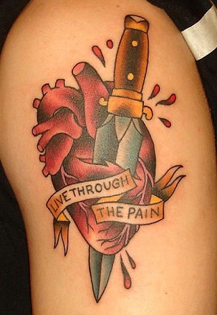 Sydänrikko bannerin tatuointi
