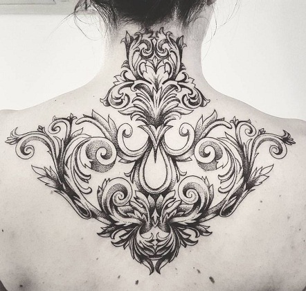 Kaulan barokkityylinen tatuointi