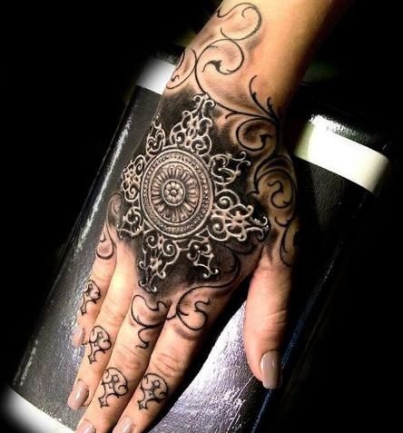 Käsi erityinen barokki tatuointi