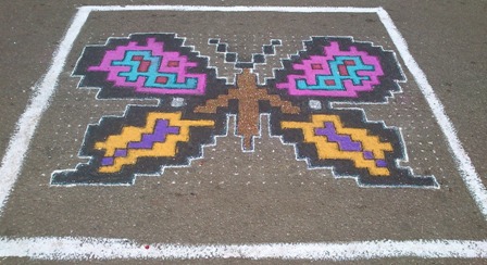 Pisteviivat Perhonen Rangoli Design