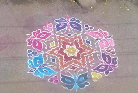 Perhosten ympäröimä Rangoli Design