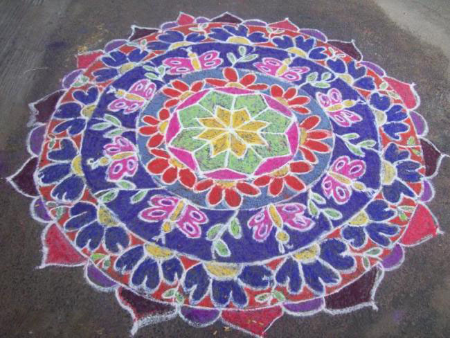 Värikkäät perhonen Rangoli -mallit