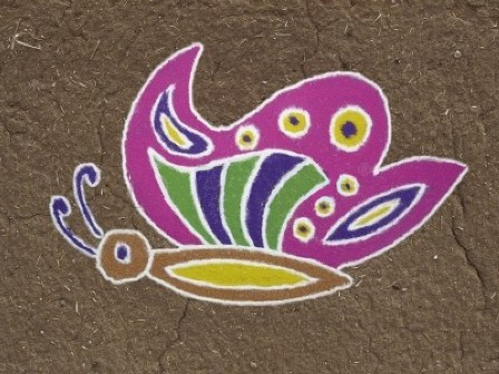 Yksi iso perhonen Rangoli -muotoilu