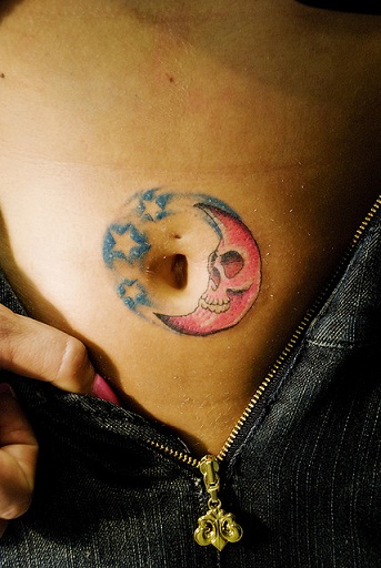 Υπέροχα σχέδια τατουάζ με κουμπί στην κοιλιά