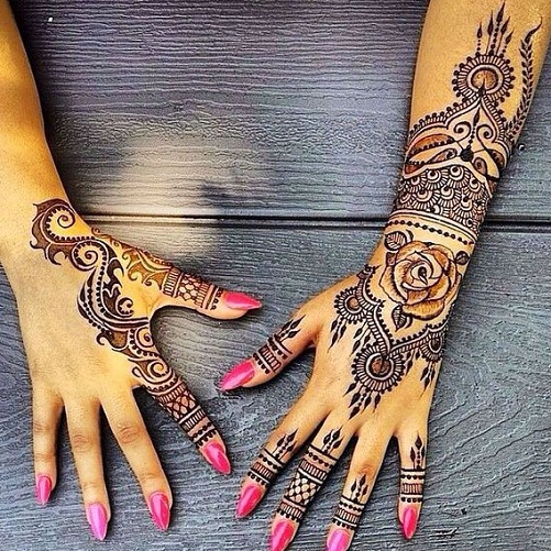 Erilainen tatuointikuvio Navratri Mehandi molemmille käsille