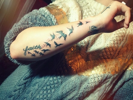 Demi Lovato Tattoo Design käsillä