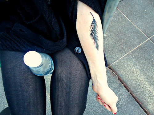 Demi Lovato Tattoo Of Feather Design kädessä