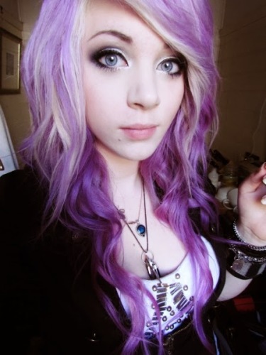 Violetit hiukset Emo Girl